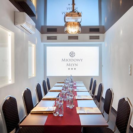 Hotel Miodowy Mlyn โอปาตูฟ ภายนอก รูปภาพ