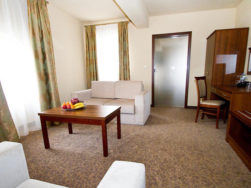 Hotel Miodowy Mlyn โอปาตูฟ ภายนอก รูปภาพ