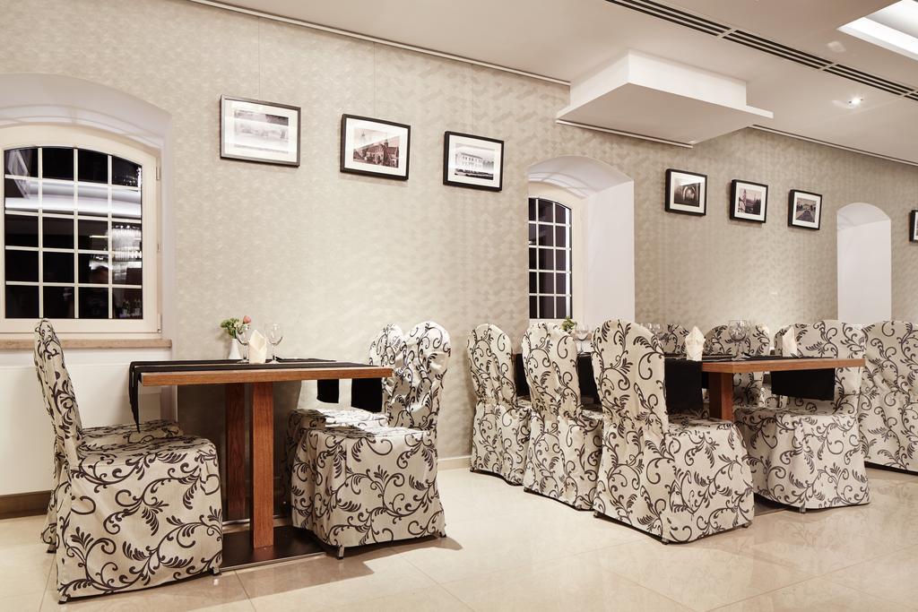 Hotel Miodowy Mlyn โอปาตูฟ ภายนอก รูปภาพ