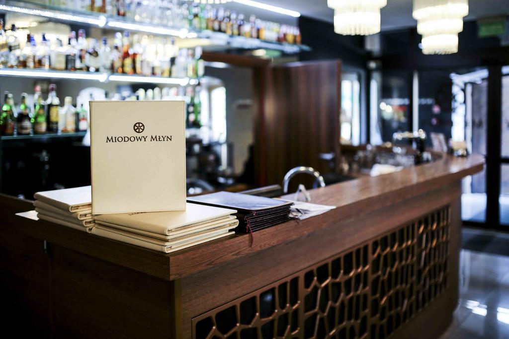 Hotel Miodowy Mlyn โอปาตูฟ ภายนอก รูปภาพ